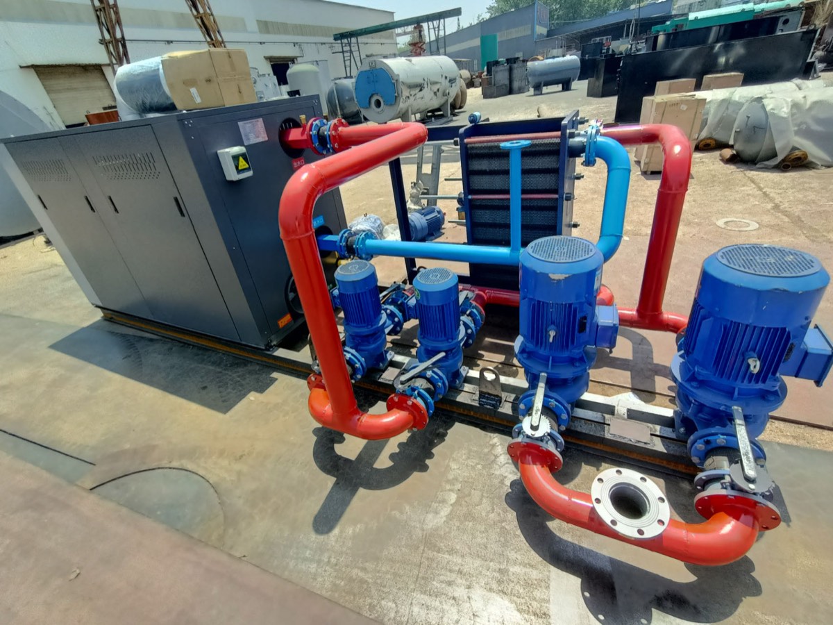 Plate heat exchanger with circulation pumps and connected water pipework
